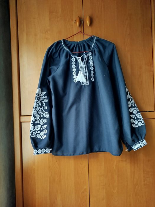 Вишиванки жіноча та чоловіча