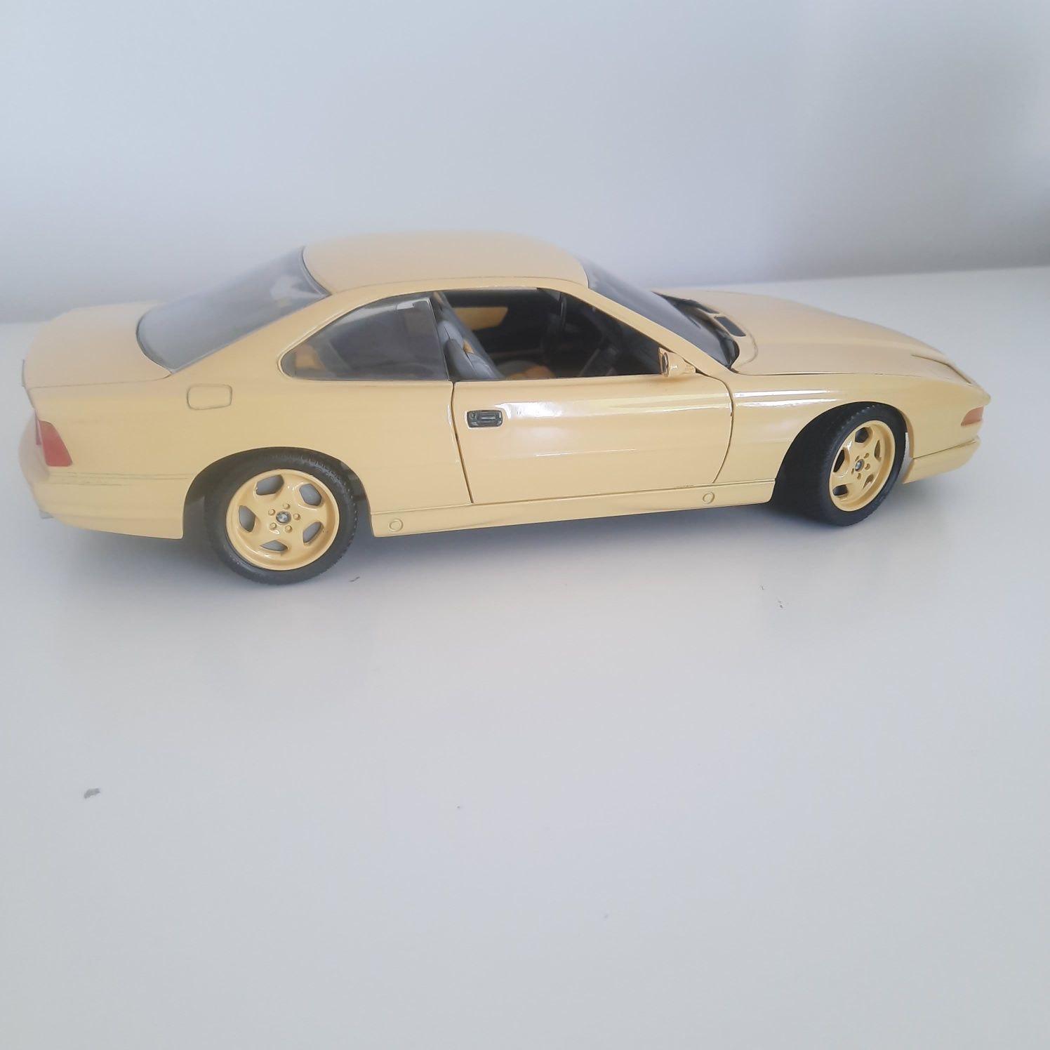 Bmw 850 csi revell 1:18 żółte