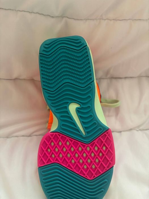 Продаю женские кроссовки Nike