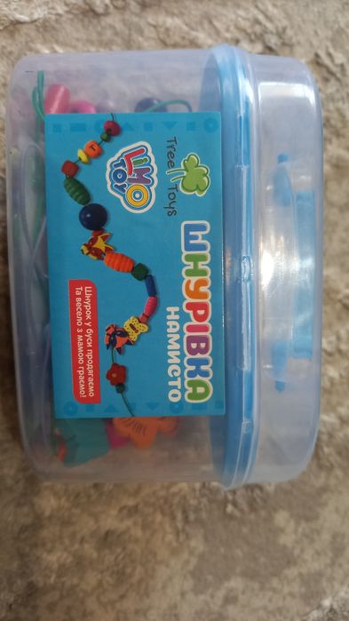 Дерев'яні розвиваючі іграшки, книги для малят