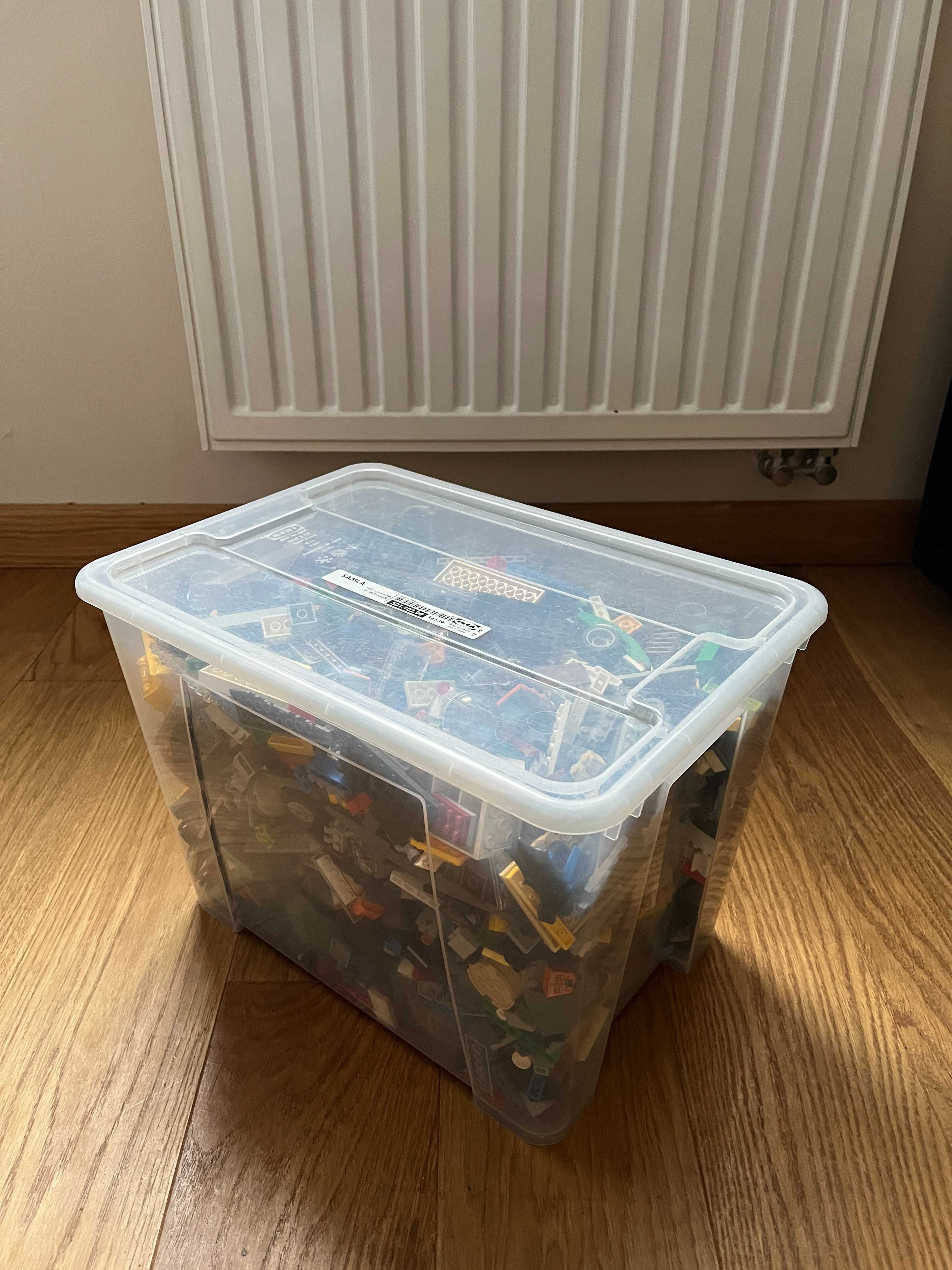 Pełny pojemnik Ikea klocków lego