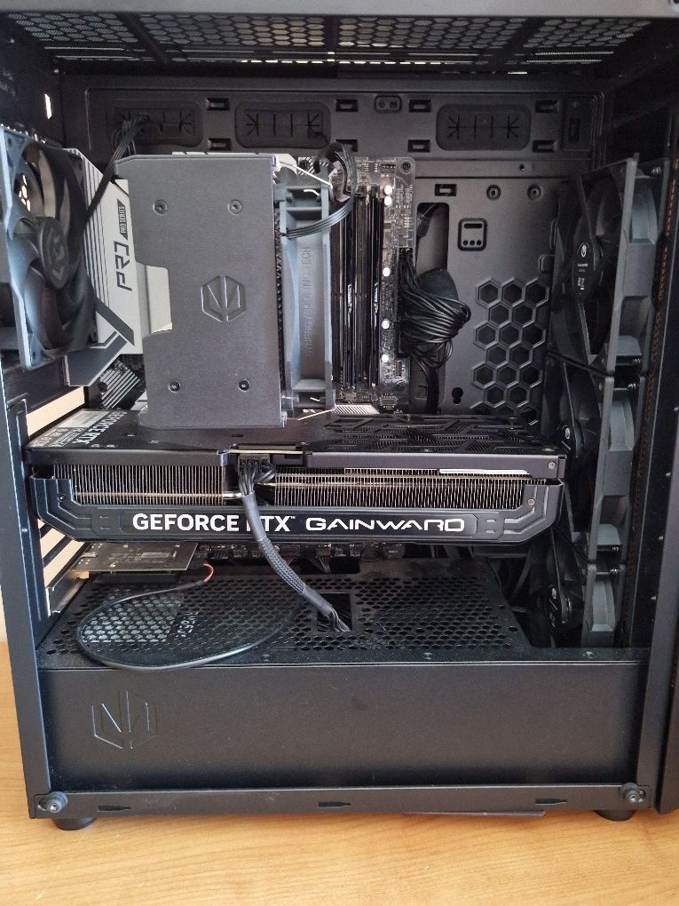 Komputer gamingowy RTX 4070 12gb r7 7800x3d 32gb 2tb