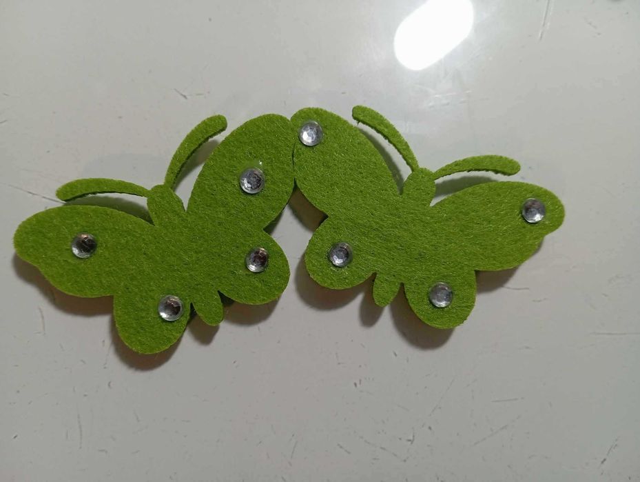Zestaw dwóch zielonych samoprzylepnych filcowych motylków