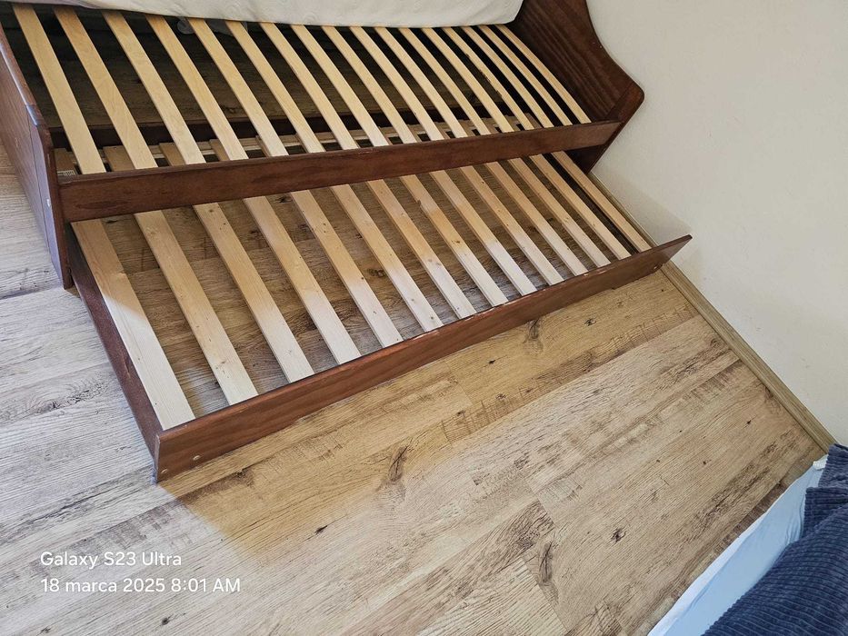podwójnie łóżko drewniane z wysuwanym drugim łóżkiem-stelarz gięty