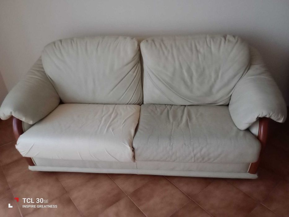 Sofás em pele brancos