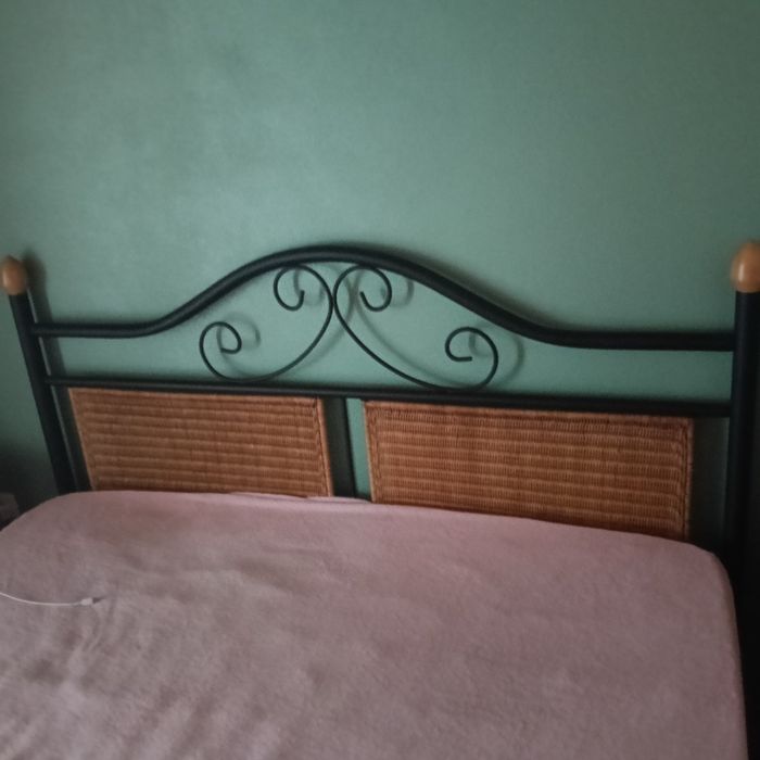 Cama de casal com colchão e mesas de cabeceira e comodas