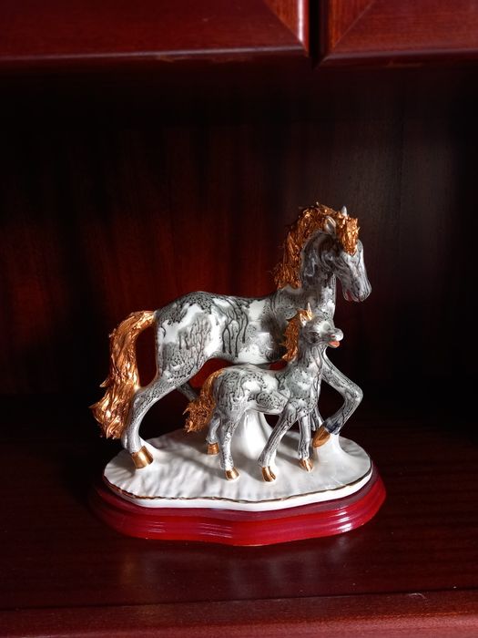 Escultura de cavalo em óleo