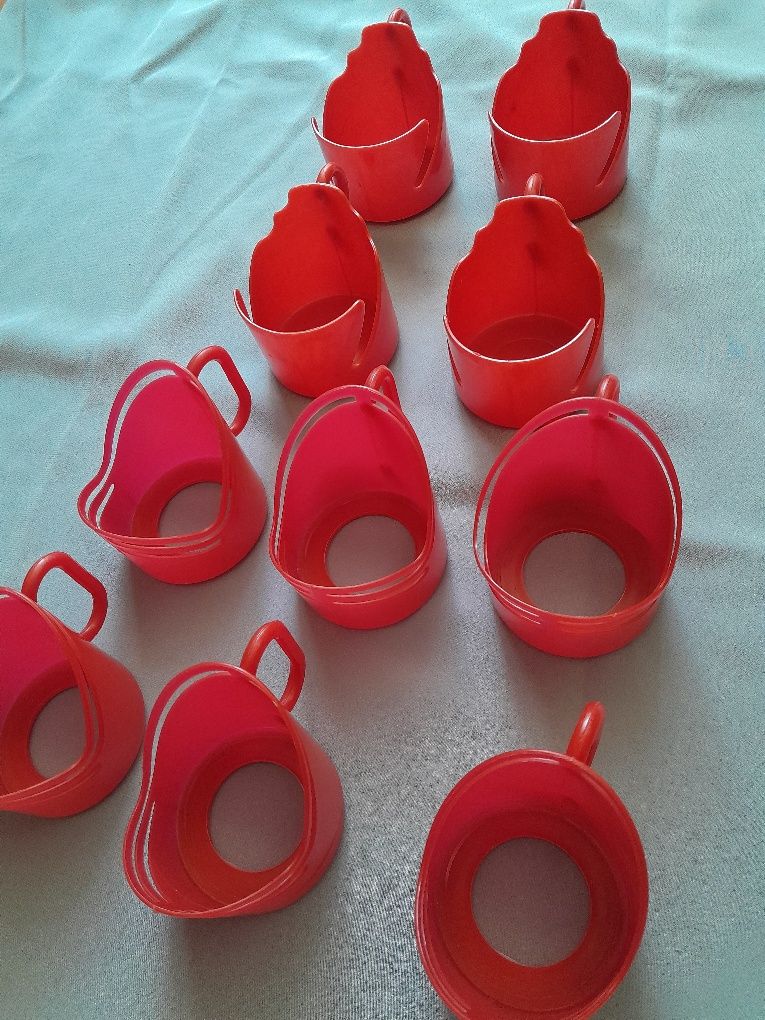 Czerwone plastikowe uchwyty na szklanki kubki vintage prl