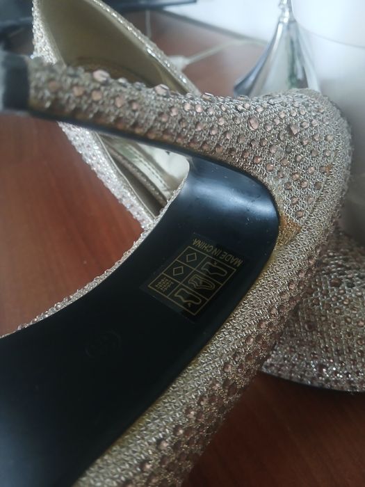 Szpilki złote cekiny 39