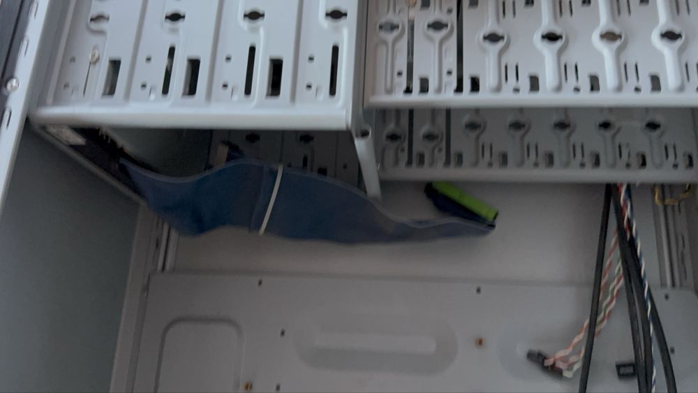 Корпус компютера повнорозмірний з приводом, кардрідером та кулером 120