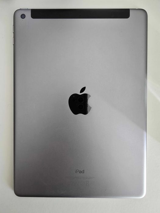 iPad 5.ª geração (9,7") — com capa e cabo — bateria ~90% (estimada)