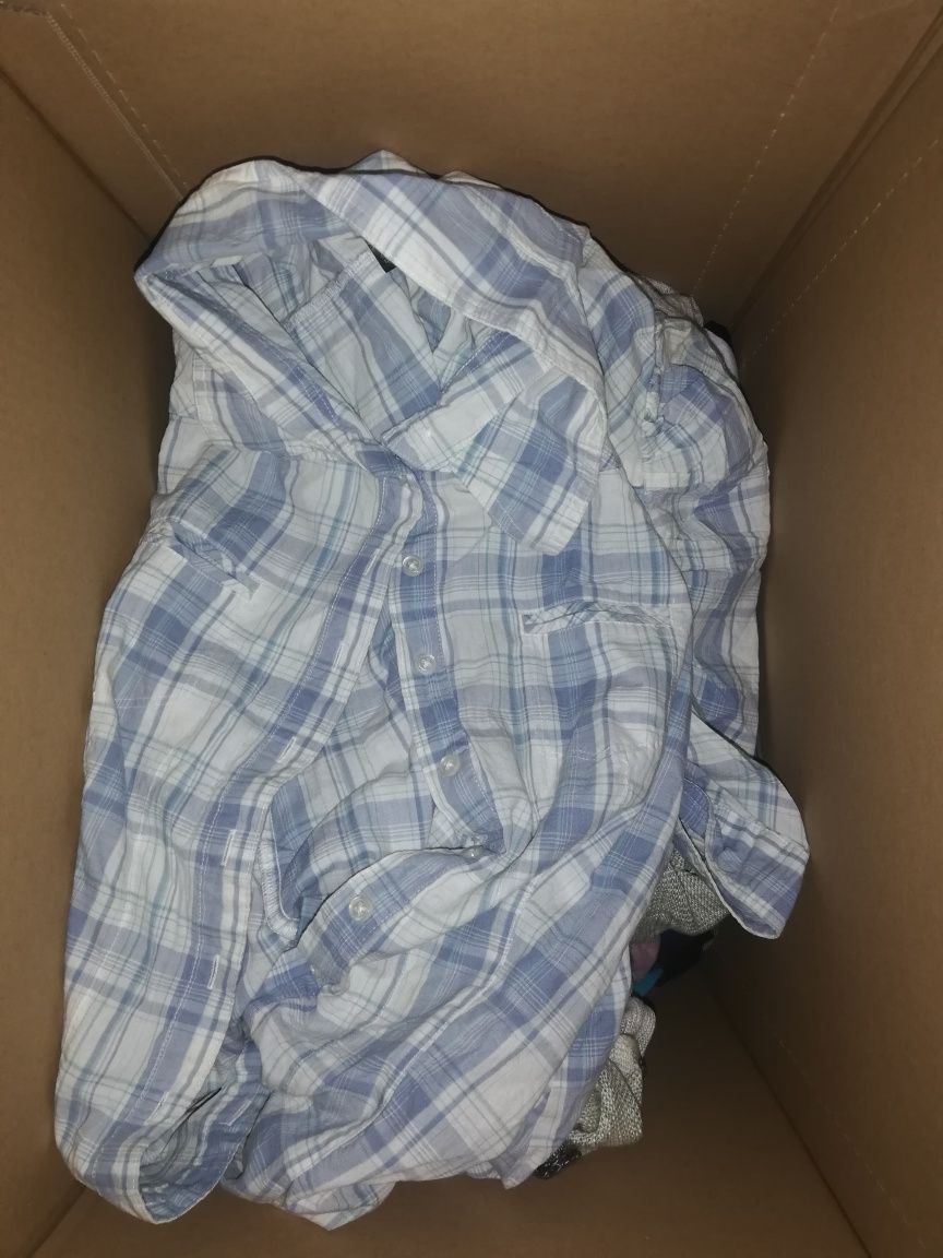 Caixa cheia de Roupa (camisas, camisolas,etc)