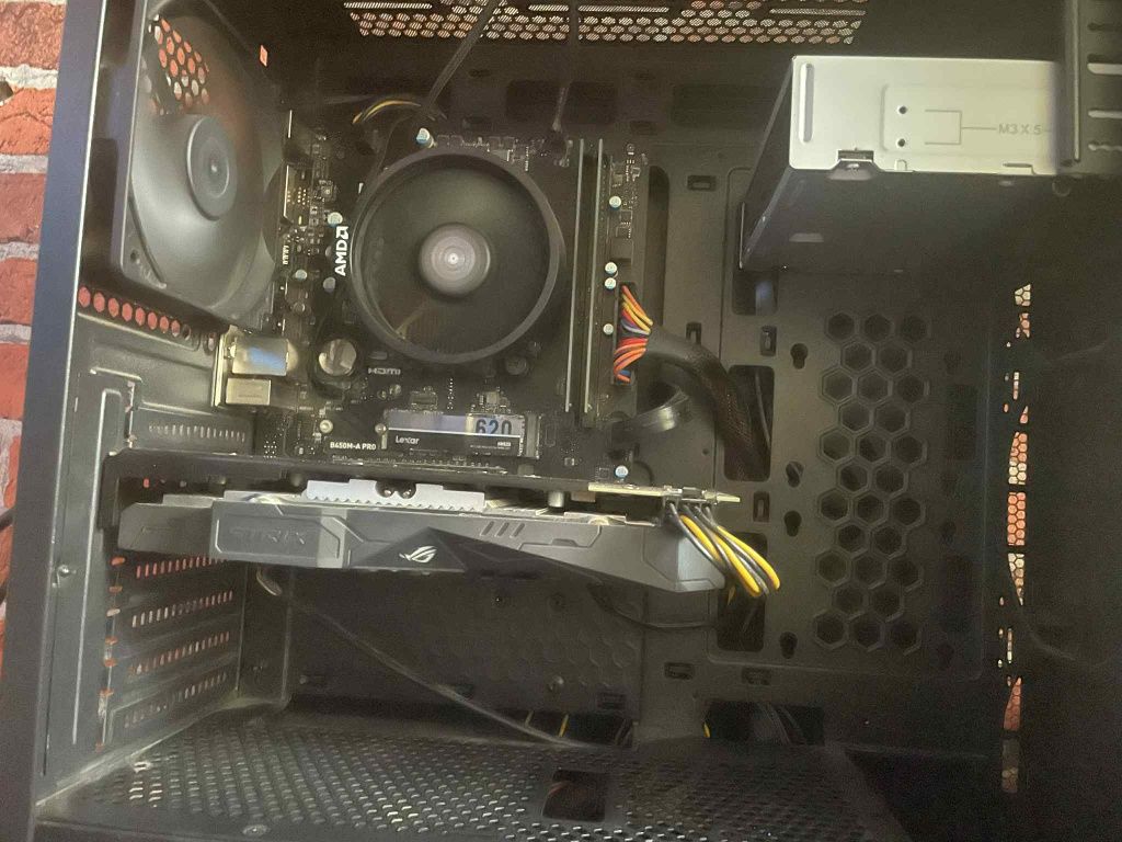 Komputer stacjonarny Ryzen z monitorem.