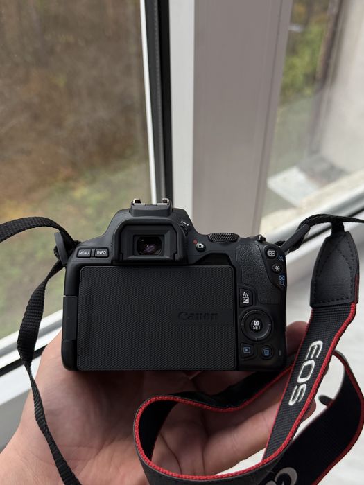 Продам майже новий Canon 250d