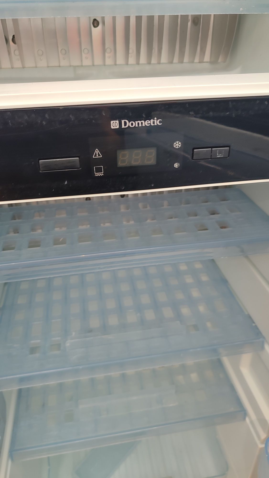Frigorífico trivalente Dometic RMD 8505 automático