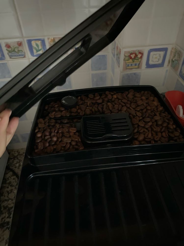 Máquina de Café Automática DeLonghi Magnifica Start