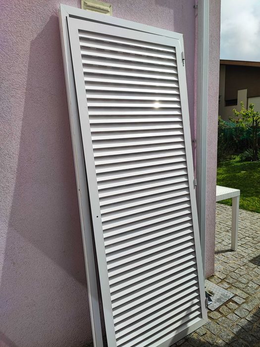 Porta com moldura, metálica branca, lacada para exterior quase nova
