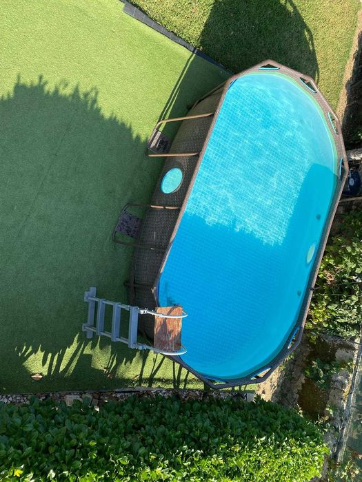Piscina Oval Bestway com Janelas. Para Jardim. 427x250x100cm