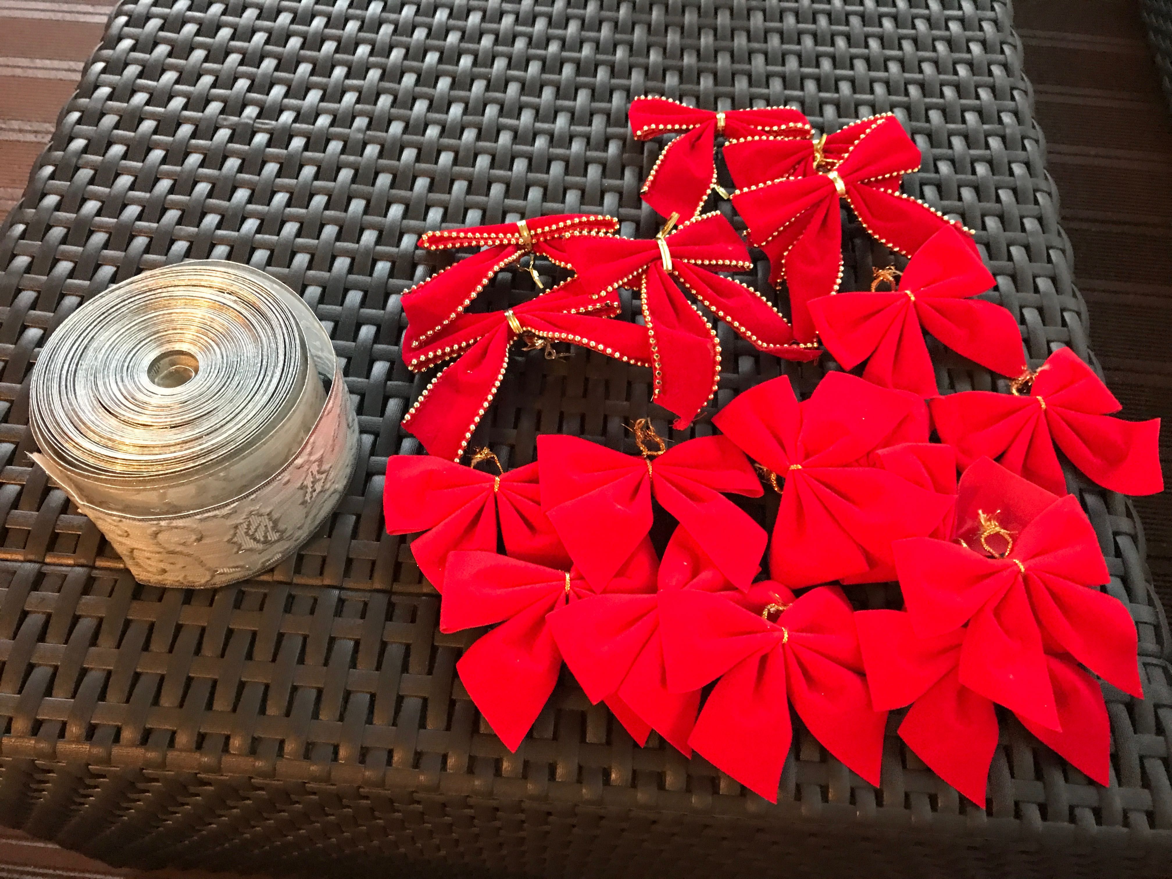 Bolas, enfeites e castiçais de Natal