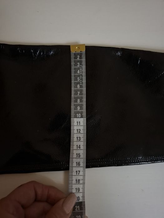 Вишукані лаковані ботфорди