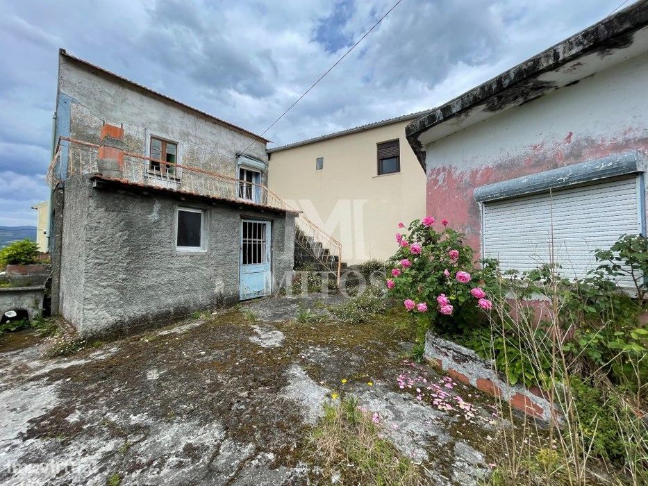 Moradia T3 para recuperar em Paderne - Melgaço