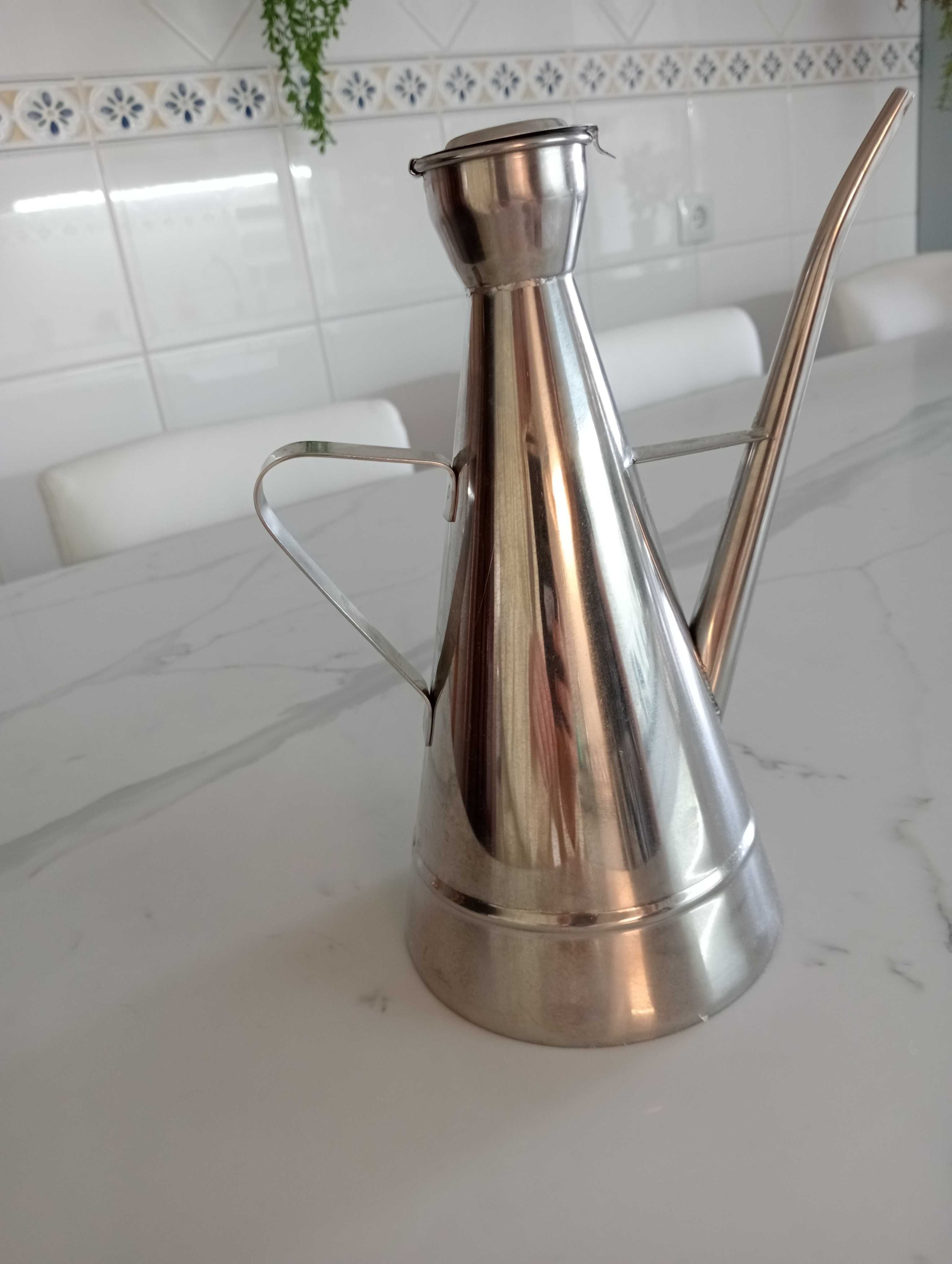 Almotolia nova em inox - com capacidade para 900 ml de azeite