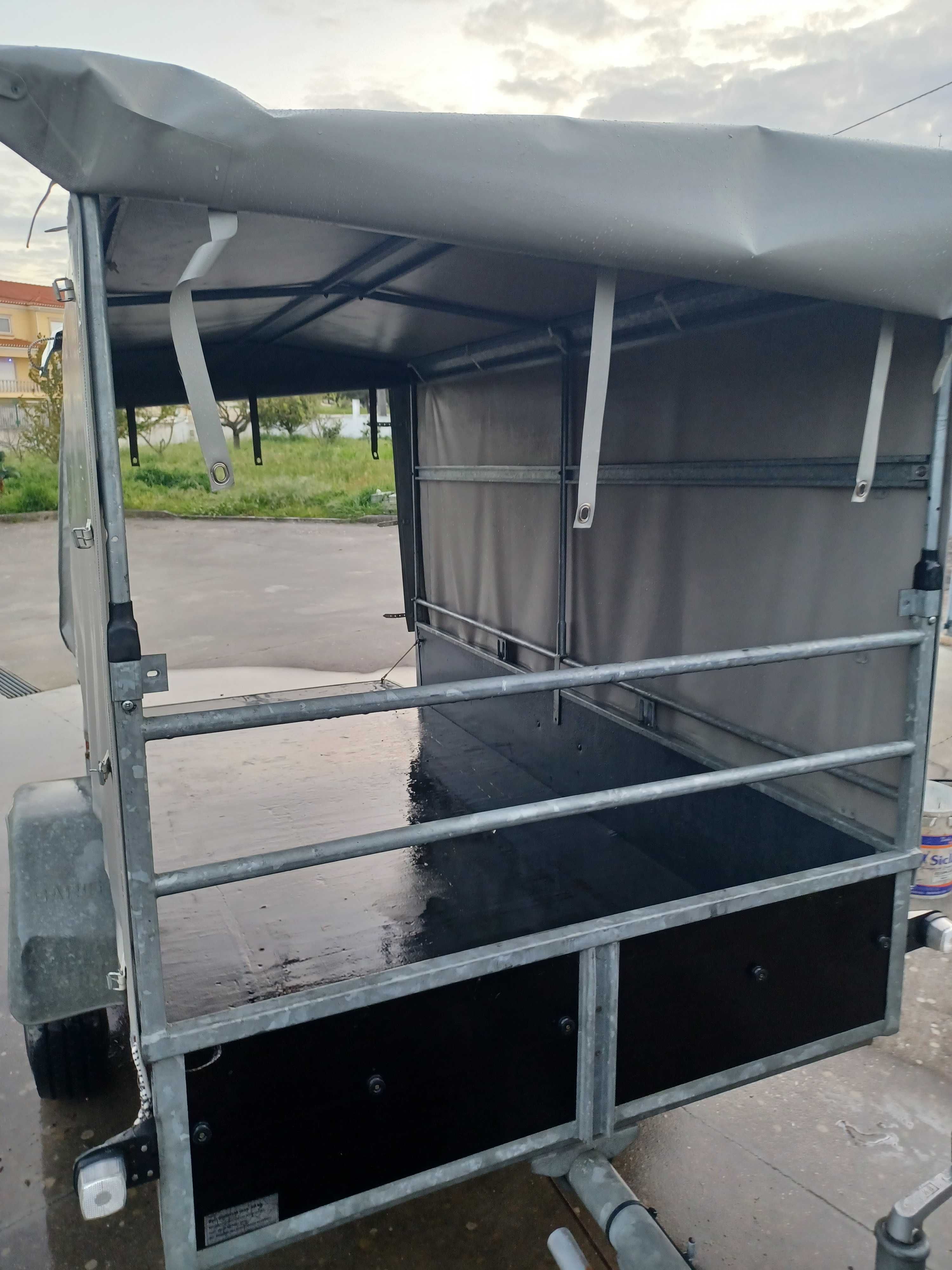 Atrelado 1200 kg marca Saris com travão e cobertura toldo