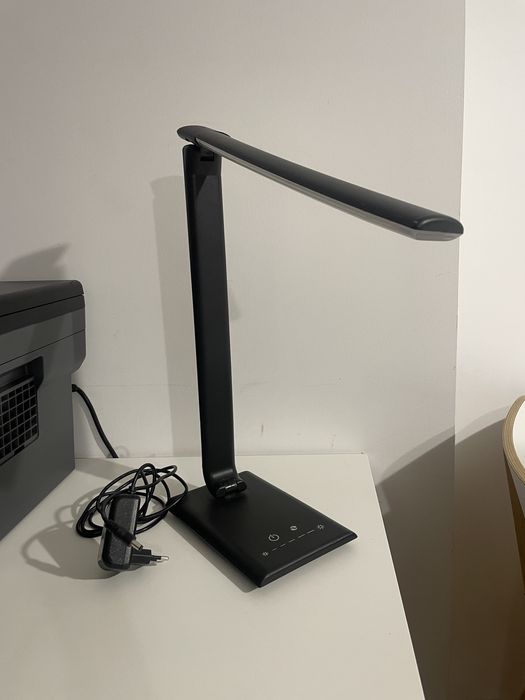 Lampka biurkowa led z opcja zmieny barwy swiatla