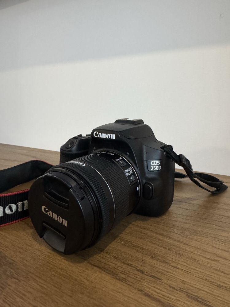 Kit Máquina Fotográfica CANON EOS 250D PR 18-55mm f/4-5.6