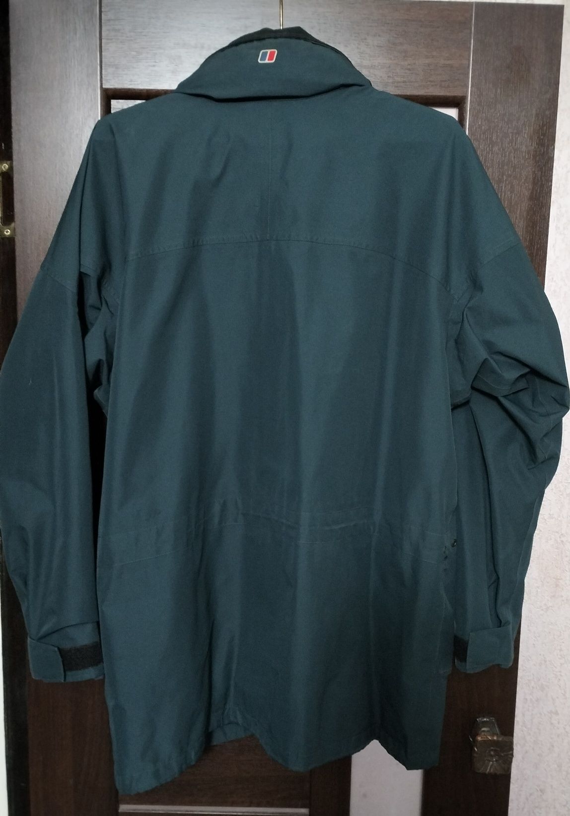 Куртка ветровка ХL от бренда Berghaus Gore Tex.