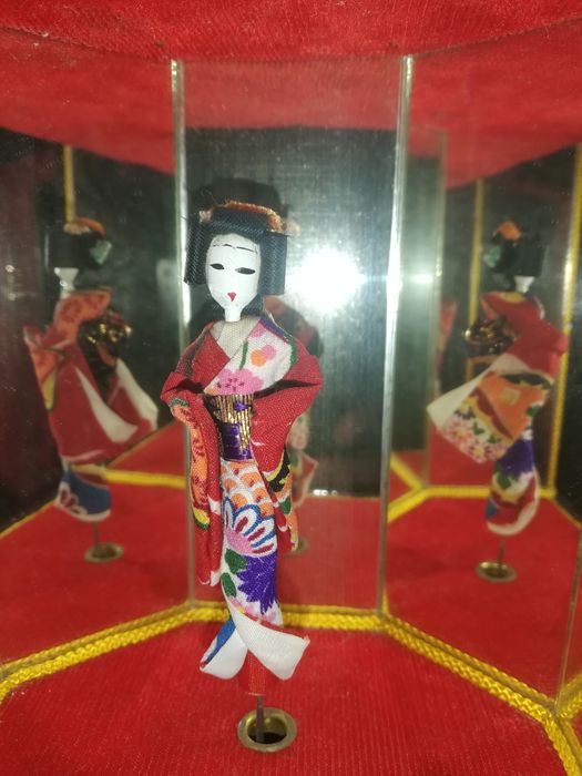 Guarda joias chinês com bailarina e musica.