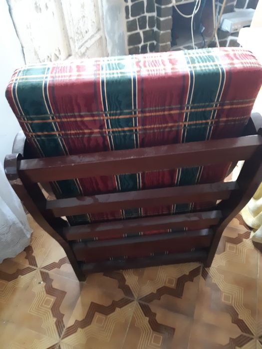 Sofá em madeira como novo.