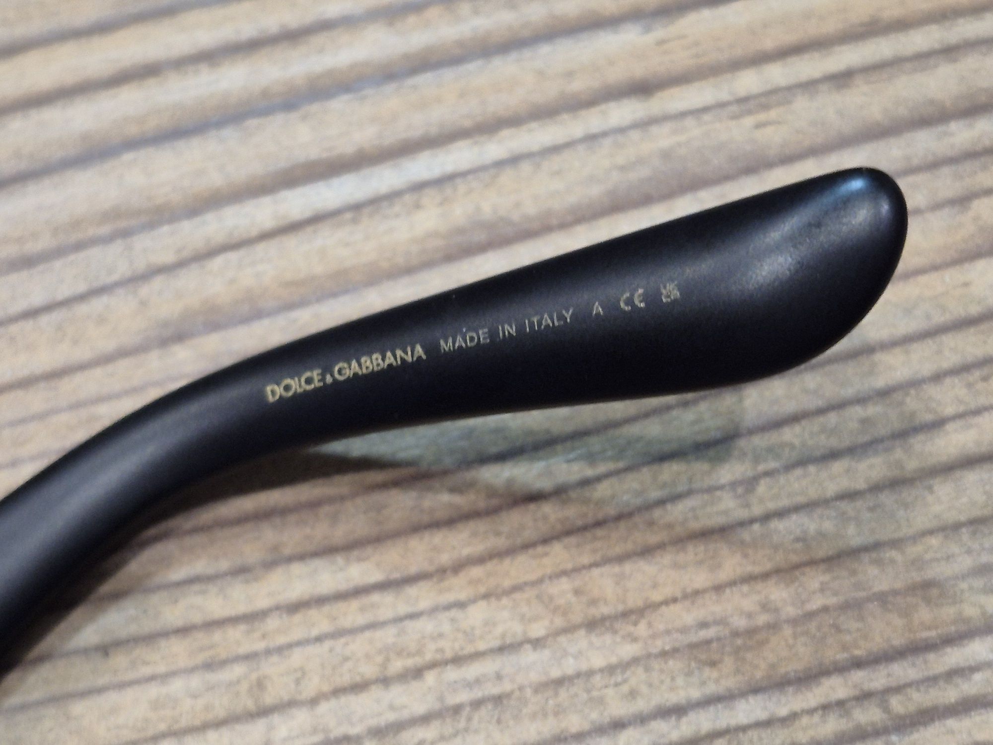 Matowe czarne, ekstrawaganckie okulary przeciwsłoneczne DG 4434 od D&G