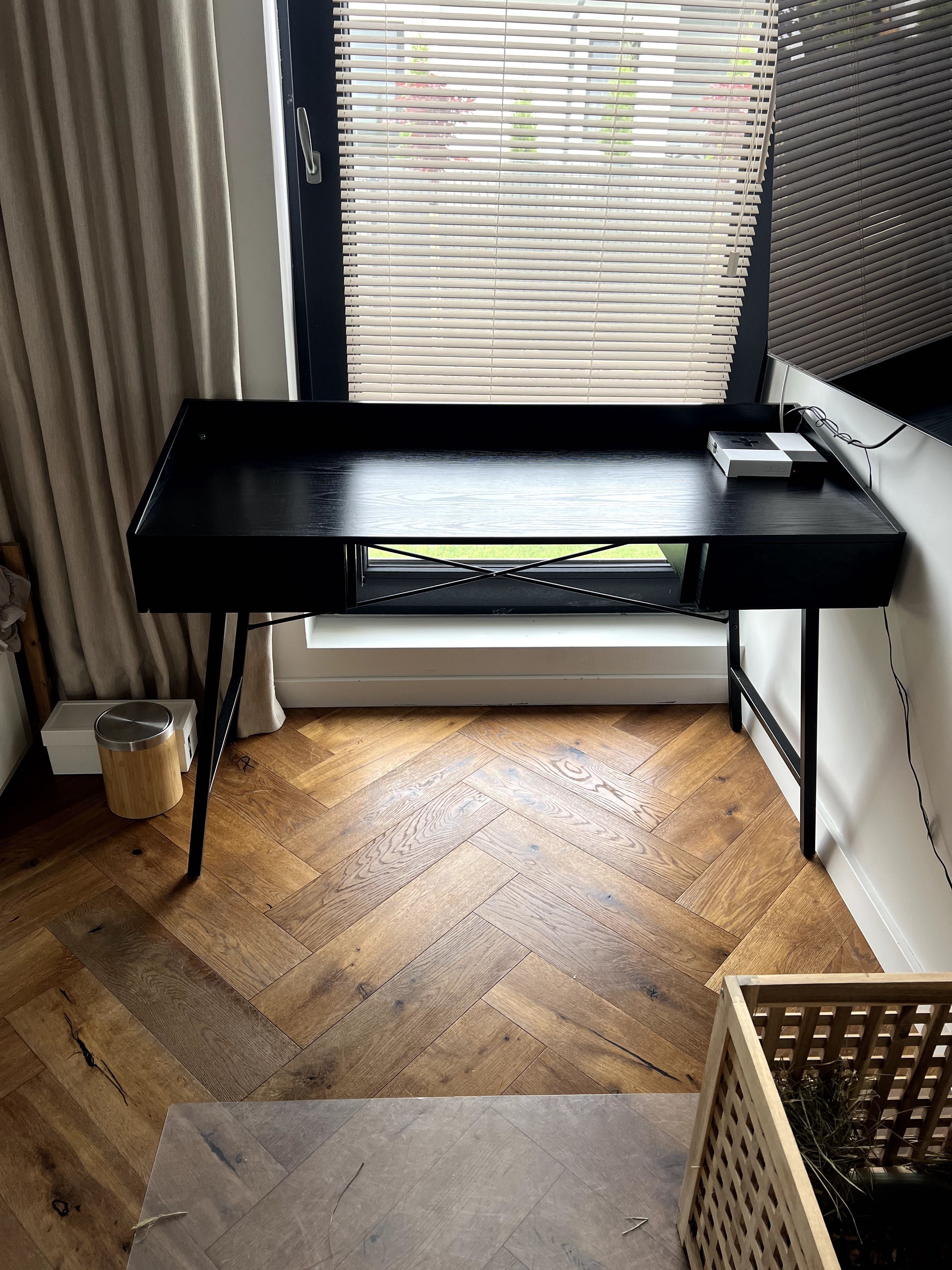 Minimalistyczne,  designerskie, czarne biurko z szufladami