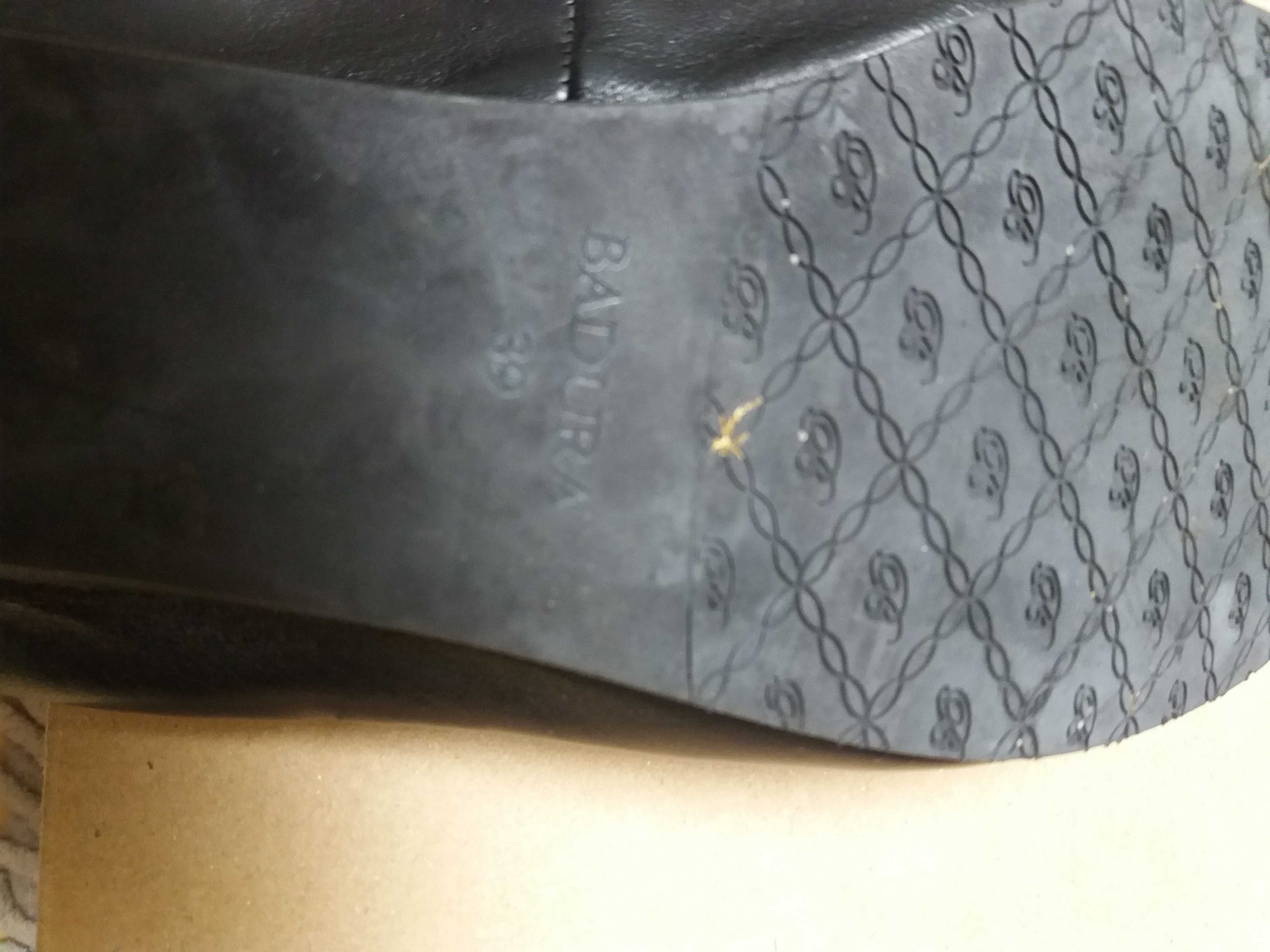Buty na maleńkiej koturnie BADURA 39