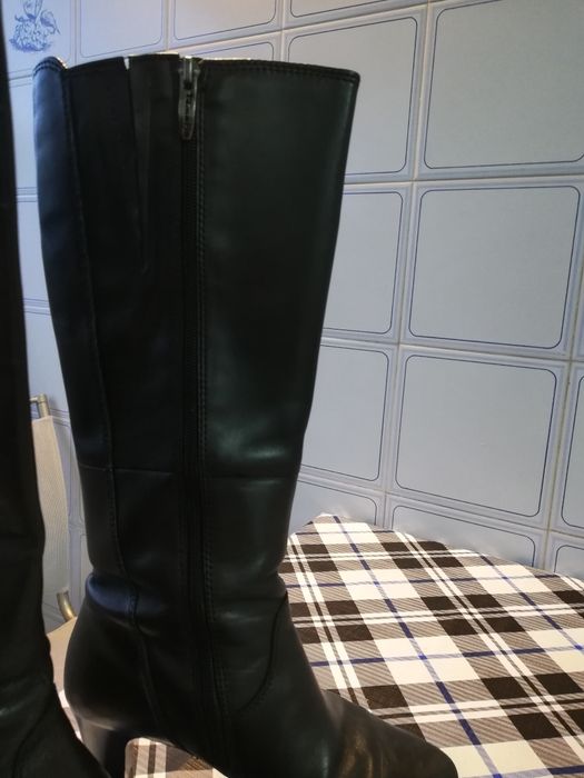 Botas em pele cano alto