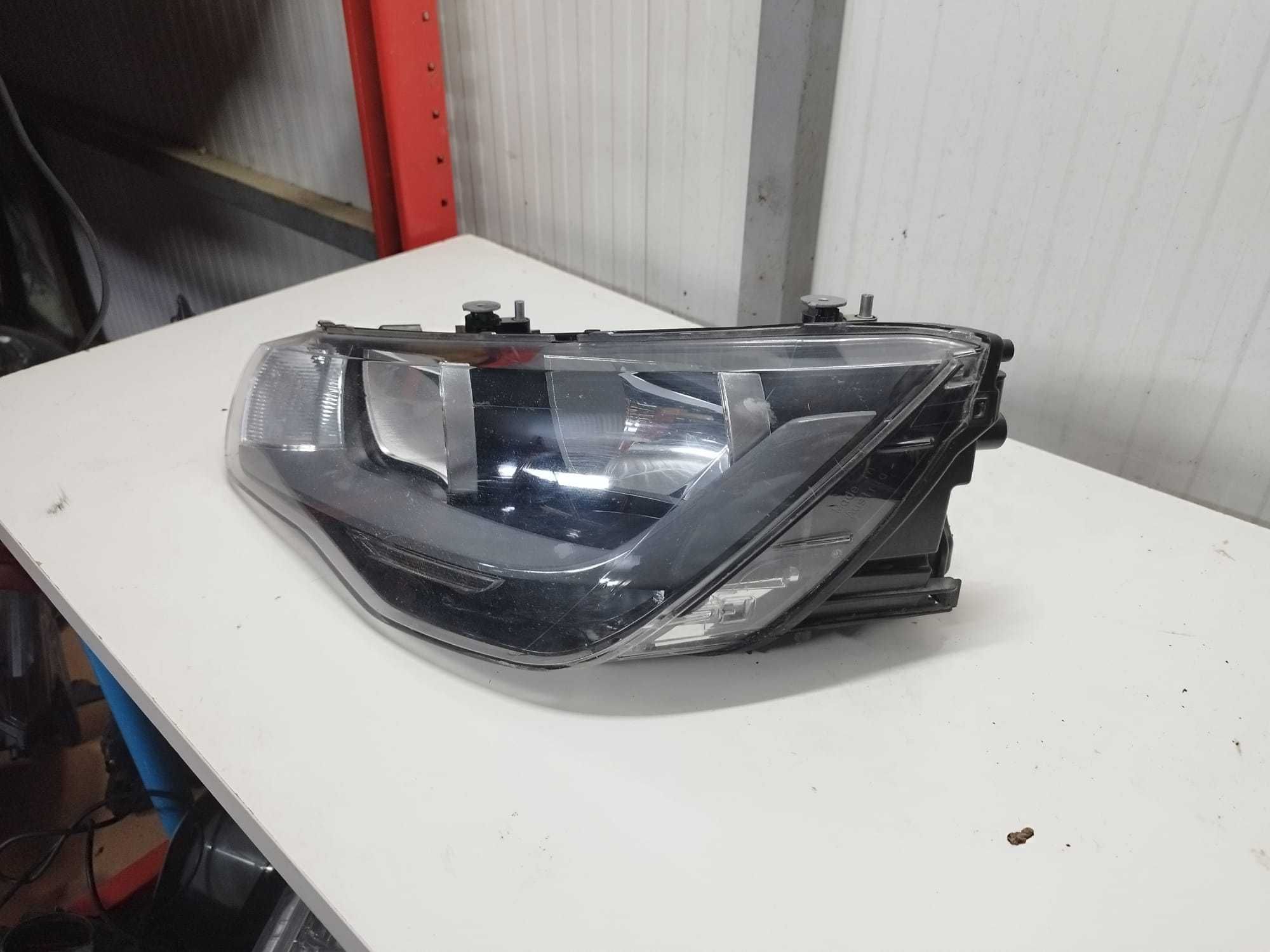 Farol Audi A1 frente esquerdo