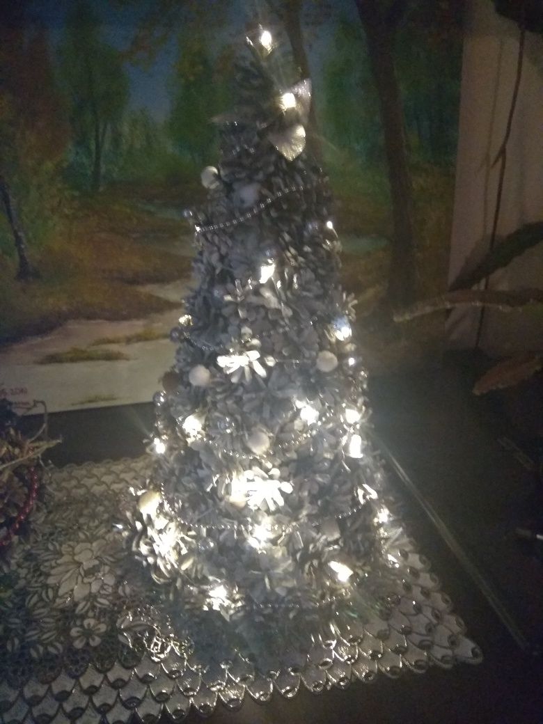 Choinka z szyszek z lampami srebrna