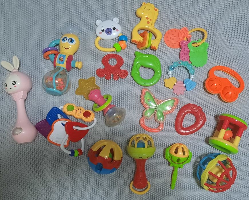 Іграшки: брязкальця, гризунці, мякі іграшки, 23 шт.