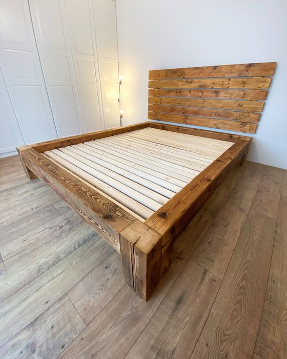 Łóżko ze stareg o drewna, stare belki, stare deski, stare drewno, loft