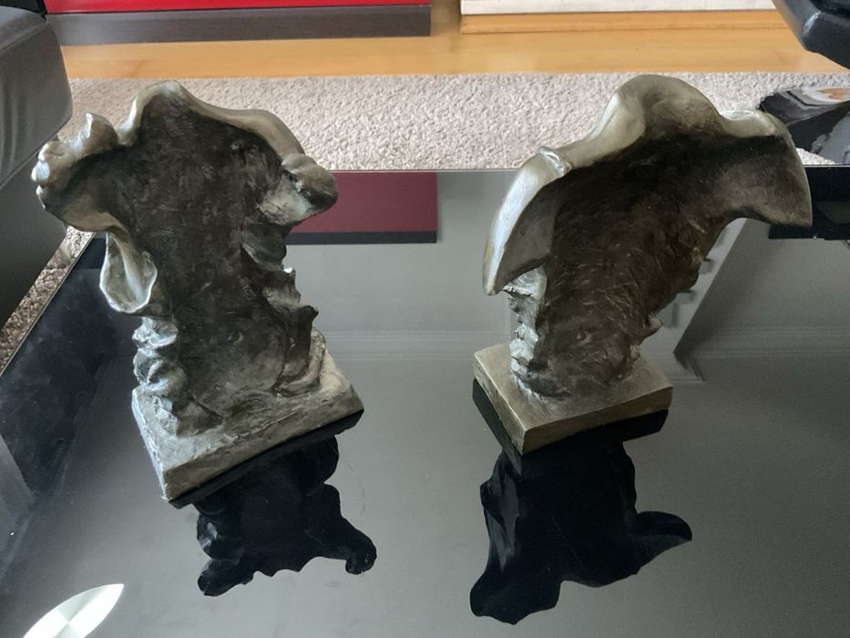 Duas estatuetas de busto