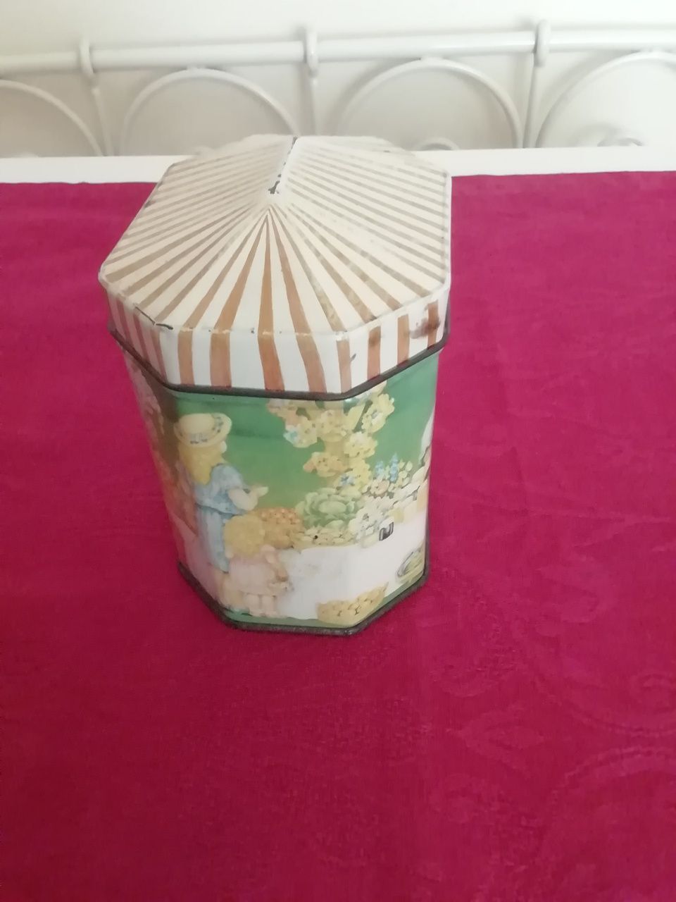 Lata inglesa, antiga, vazia