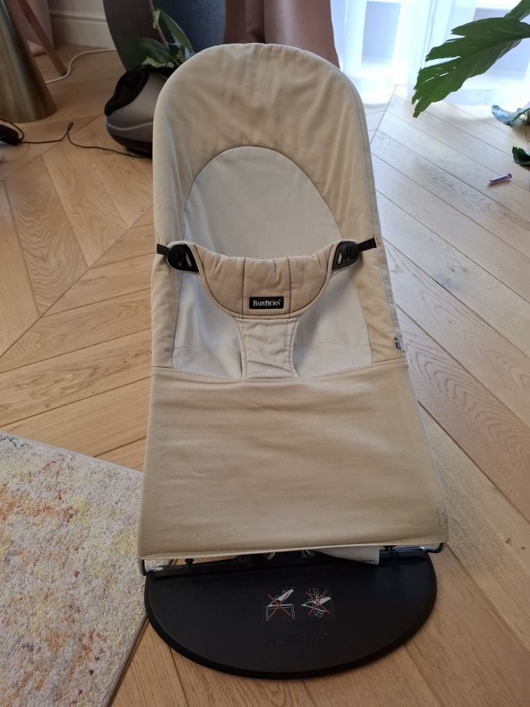 Leżaczek bujaczek BabyBjorn 2w1 kolor camelowy
