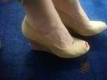 Eleganckie i wygodne buty na koturnie z odkrytym palcem 37