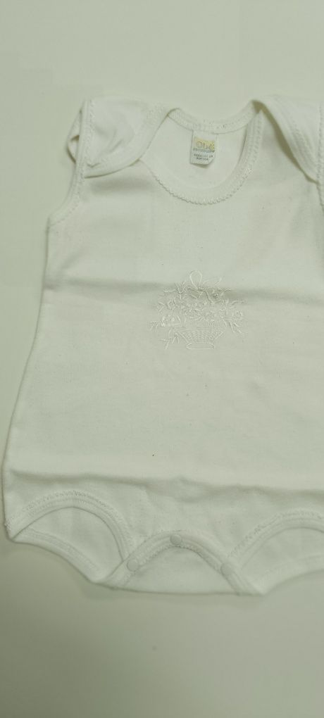 Body sem mangas branco, bordado à frente, usado. Para 1 mês.