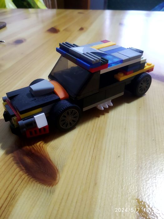 Машинка складена з Lego