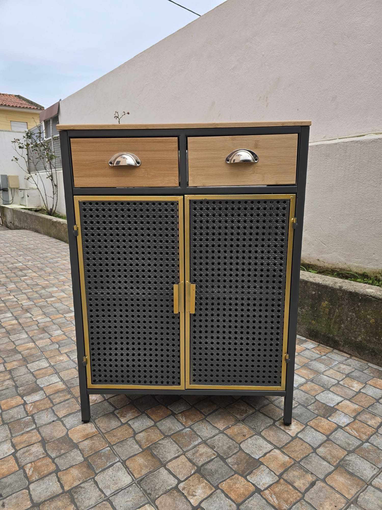 Móvel retrô em metal e madeira