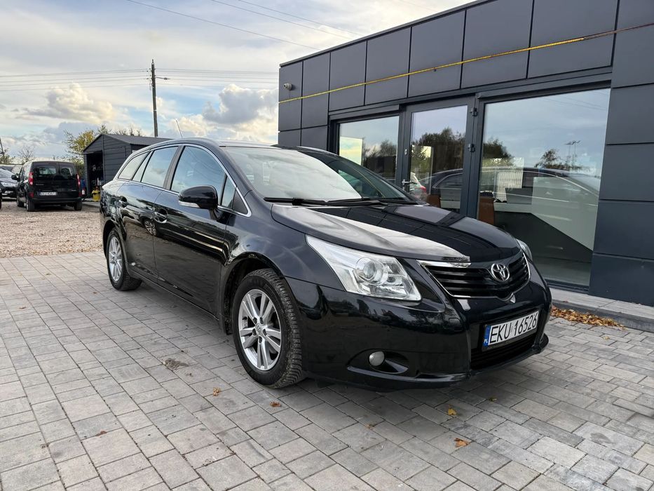 Toyota Avensis 1.8 Benzyna Nawigacja Klimatyzacja Alufelgi Czujniki Parkowania Kredyt