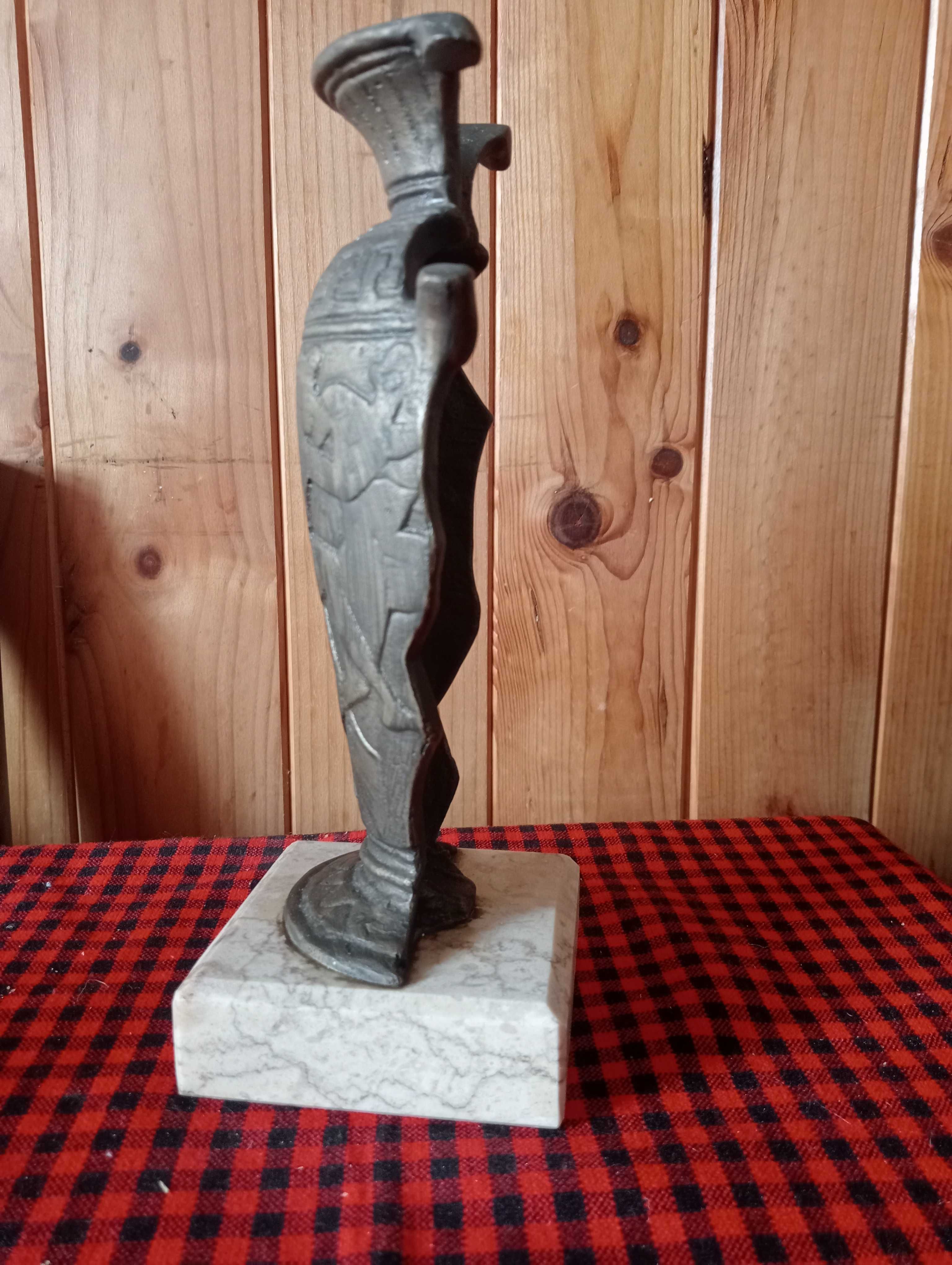 Escultura em latão.