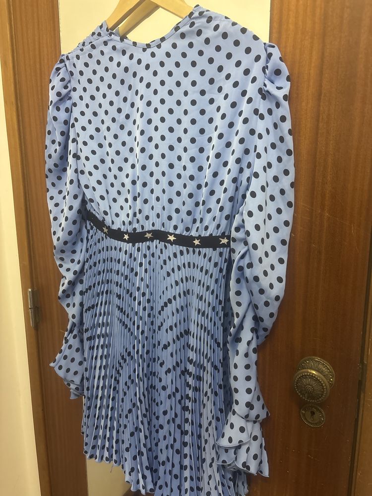 Vestido Denny Rose cetim azul, saia plissada e manga drapeada com folh